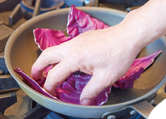 サワラに添える紫キャベツのサラダは、一度フライパンでオイルをまとわせることで味わいがまったく変わってくるという。副菜ひとつにも手間をかけ、味わい深い一皿を作り上げる。