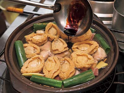 鍋に清湯と上湯（シャンタン）、たまり醤油、鶏油を入れて約10時間煮る。一度火を止めて冷ましたら、醤油を少々入れて４時間ほど煮る。