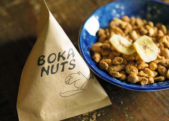 黒糖に固まる寸前で釜から上げた蜜を「ボカ」と呼ぶ。 100％サトウキビエキスのボカは、生産量が少ないため、ほとんど地元でしか出回らない希少な蜜。これにナッツ類をからめた「ボカナッツ」も人気商品。