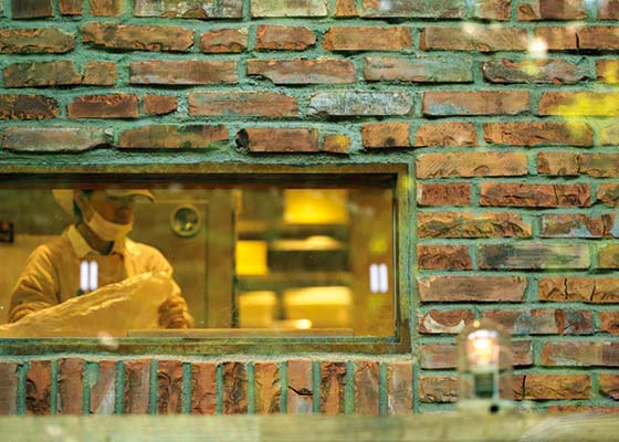 「ル シュクレクール」の厨房でパンを調理するスタッフさん。