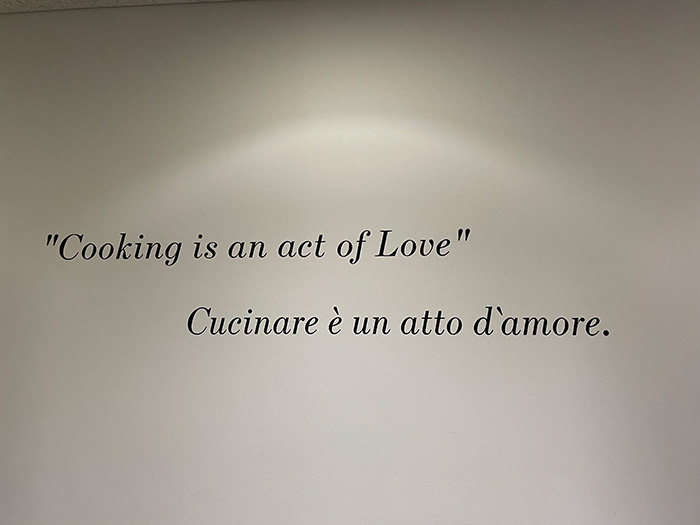 厨房の入り口の真っ白い壁に英語とイタリア語で描かれた言葉。スタイリッシュでおしゃれですね。