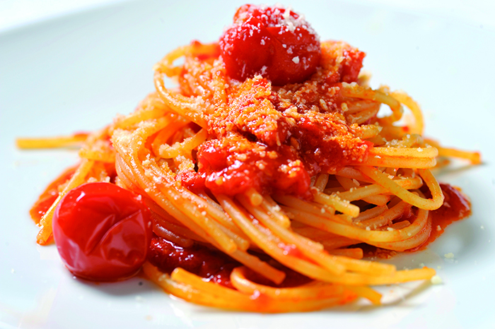 トマト風味スパゲッティ　Spaghetti al pomodoro  ローマ生まれサレルノ在住クレリアさんの一品。夫の職業は絶品ホールトマト缶製造会社だ。「トマトソースに使うなら長トマト、甘めに仕上げるならチェリートマトね」。