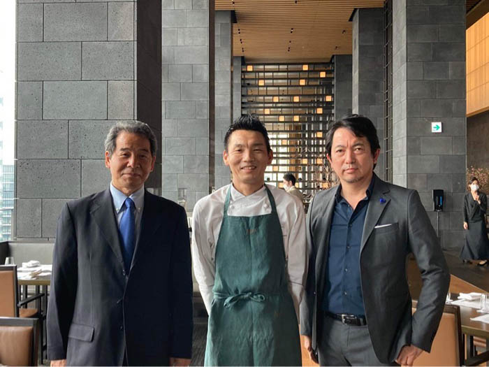 写真中央は、アマン東京総料理長の平木正和さん。その横に立つのは、アブルッツォワイン協会の活動を支える、ソムリエの林茂さん（左）と、フィレンツェ在住のジャーナリスト、池田匡克さん（右）。
