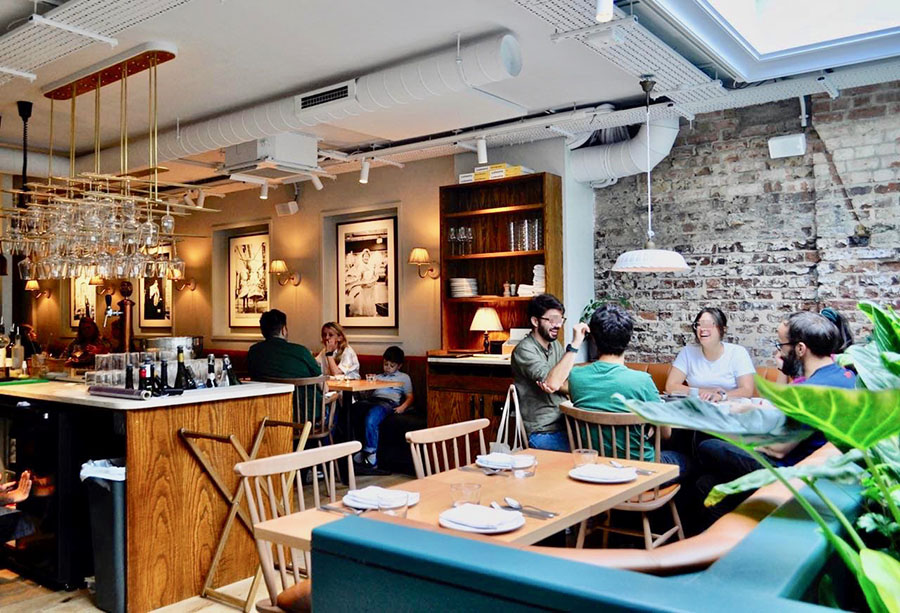 ヌノ・メンデスさんの最新レストラン「リスボエタ」はロンドン中心部フィッツロヴィア地区にある。