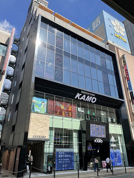 梅田茶屋町にリニューアルオープンしたグルメスタジオFOOVERは、阪急梅田駅の目の前、加茂商事梅田ビル８階にあります。