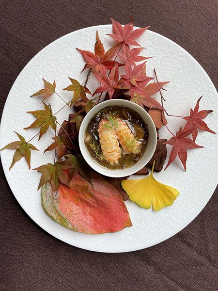 オオコシマガリエビとキノコのフラン。食べるところが少なく下ごしらえが面倒なので未利用魚となっているエビも美味しい秋のひと皿に。