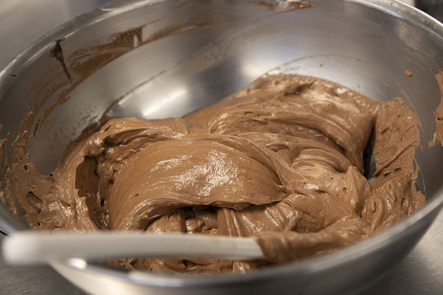 チョコレートにクレーム・アングレーズ、生クリーム、ムラングを、泡を殺さないように軽い状態で仕上げ、バットに移して冷蔵庫で休ませる。