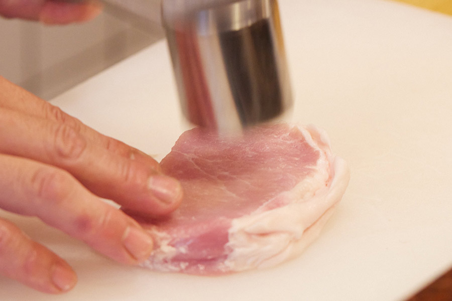 肉をやわらかくするため、ミートハンマー、なければ麺棒で叩いて、1.5cm弱の厚さにする。