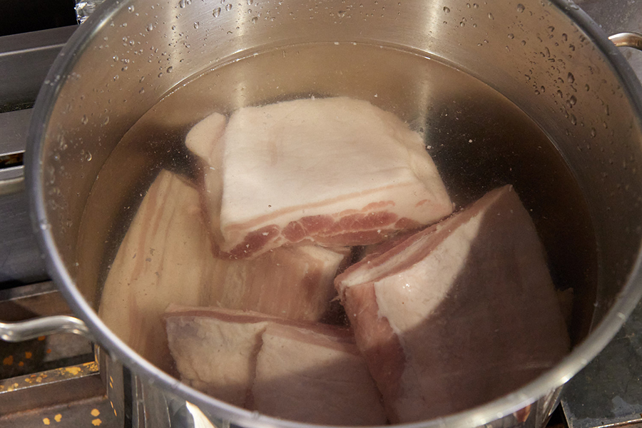 バラ肉はごろんと塊のまま、寸胴鍋に入れて水からコトコト煮る。