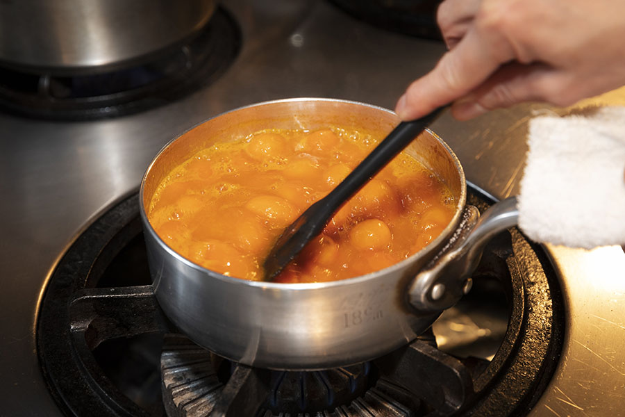 “ティアラム”のトマト缶をジュースごと全部鍋に入れ、火を入れる。