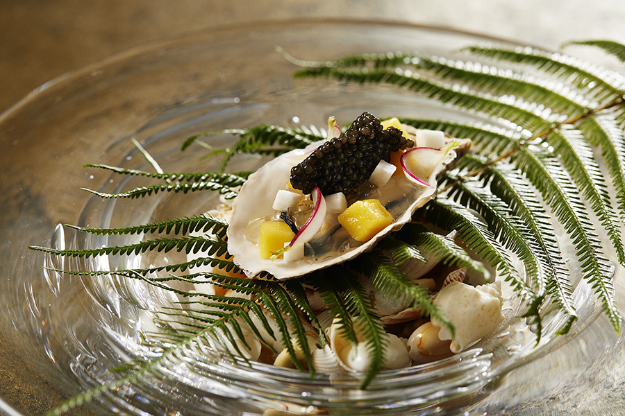 生姜の香る真牡蛎のポッシェ　蕪のジュレとマンゴー　オシェトラ・キャビアと共に