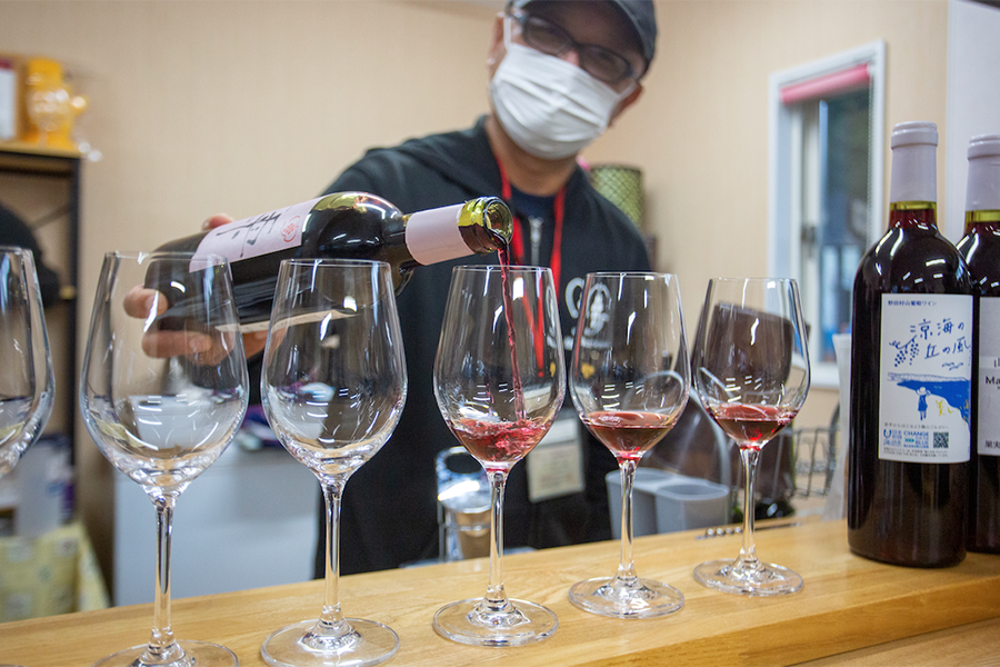白ワイン酵母を使用するロゼもヤマブドウの濃い赤色が反映される。