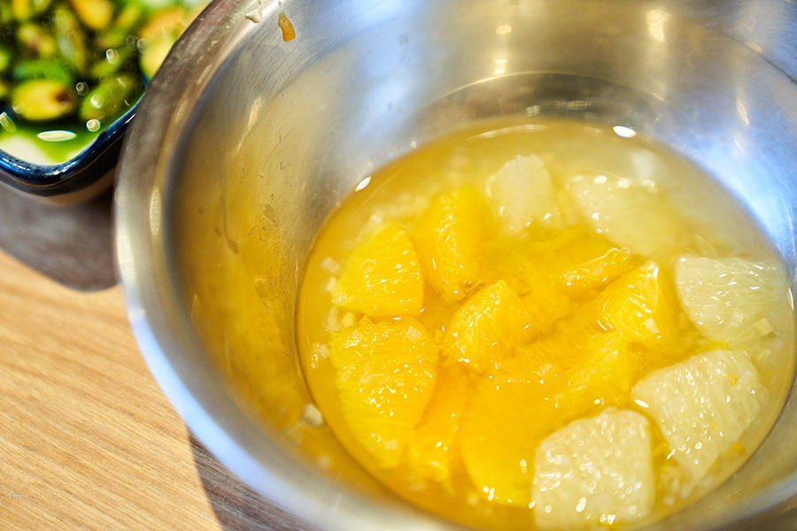 柑橘がベースとなったマリネ液に、ホタテを5分浸けて味を含ませる。カリフォルニア産グレープフルーツ、オレンジ、塩レモンのエキス、ライム果汁、かつお出汁、ショウガ、ハバネロビネガーに、白しょうゆや塩で味付け。