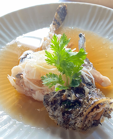 「オコゼの姿蒸し」。瀬戸内産の季節の活魚を、シンプルに。瀬戸内海の上質で新鮮な魚介類は、同店の大きな強み。