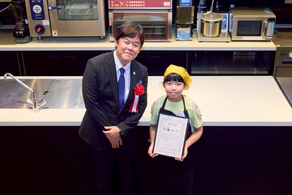服部校長と優勝者加藤さん