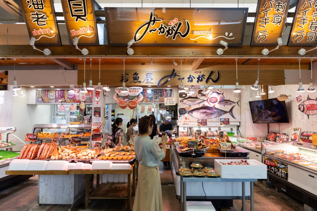 沖縄のめずらしい魚介類をはじめ、マグロの刺身や海老の塩焼き、ホタテのバター焼きなど、外国人に人気のメニューも並ぶ糸満漁業協同組合「お魚センター」