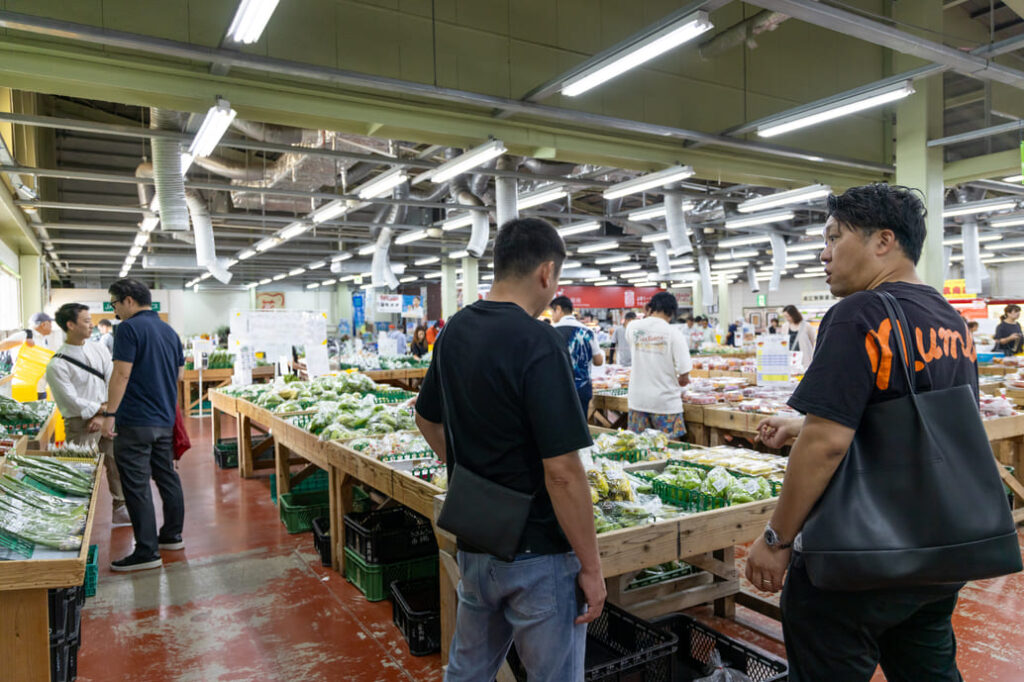 沖縄の新鮮な県産野菜や果物が豊富に揃う、地元民や観光客にも人気のJAファーマーズマーケットいとまん「うまんちゅ市場」。