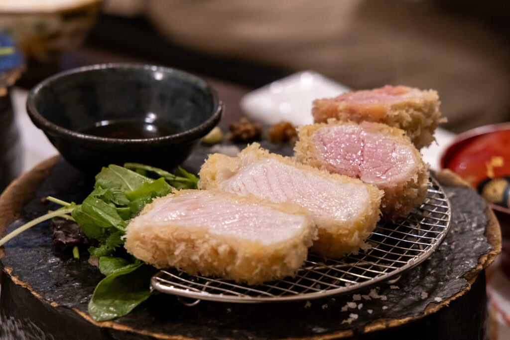 沖縄県産豚肉を低温でじっくりと揚げ、旨味を引き出したとんかつが味わえるこだわりの逸品。シャトーブリアンやヒレ肉など、部位ごとに注文できます。