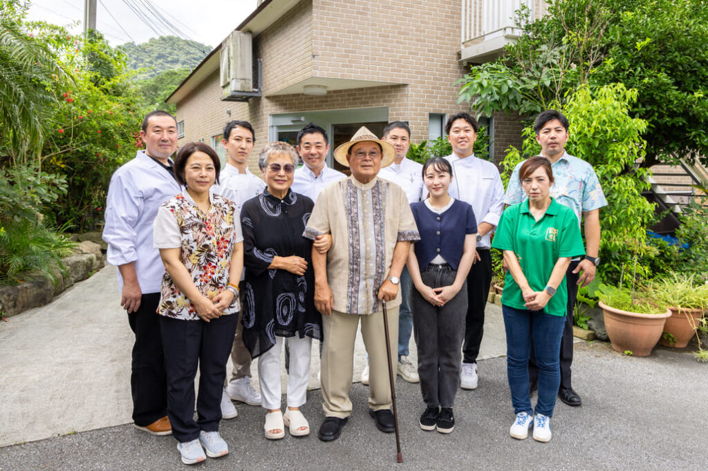 「沖縄アグー豚の魅力を世界へ広めたい」と語る我那覇会長夫妻とスタッフのみなさん。