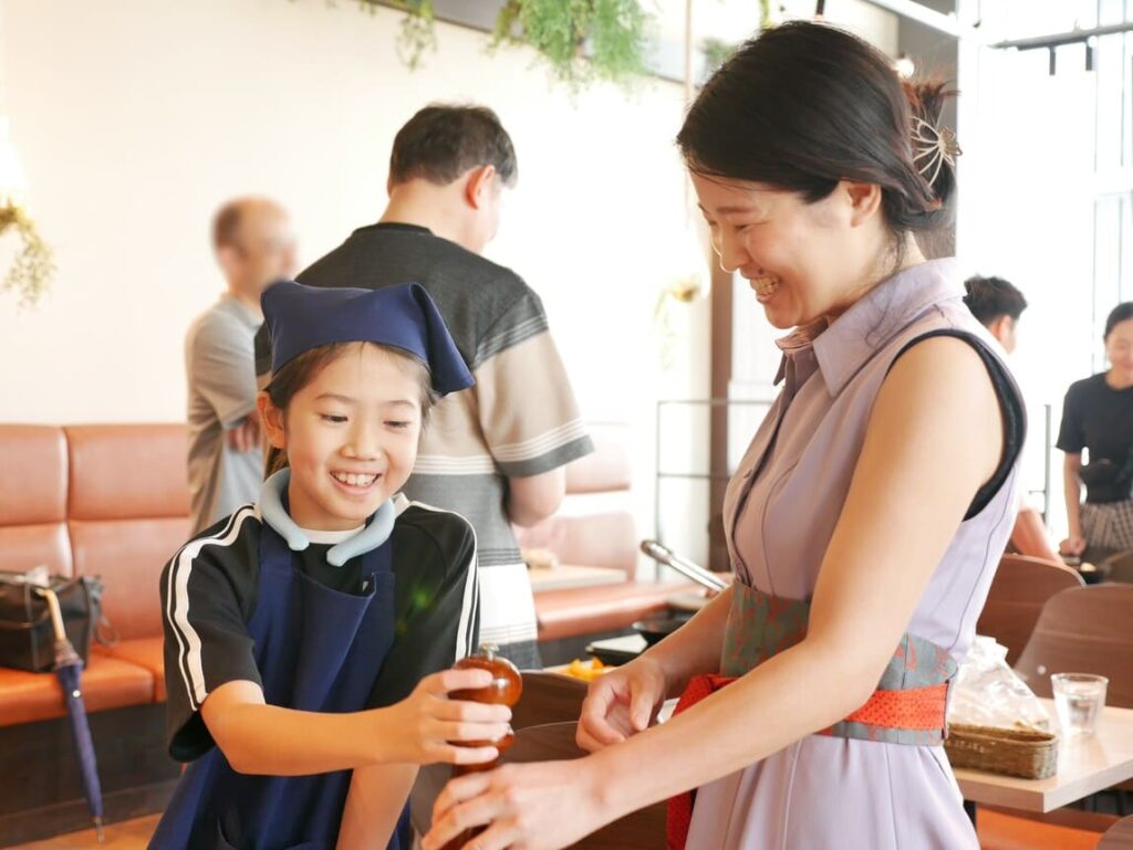 ワークショップにて調理を楽しむ子ども