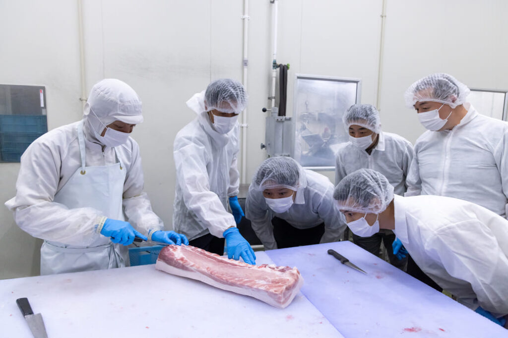 沖縄式の解体方法や各部位の肉質の特徴や主な料理方法などを学びました。