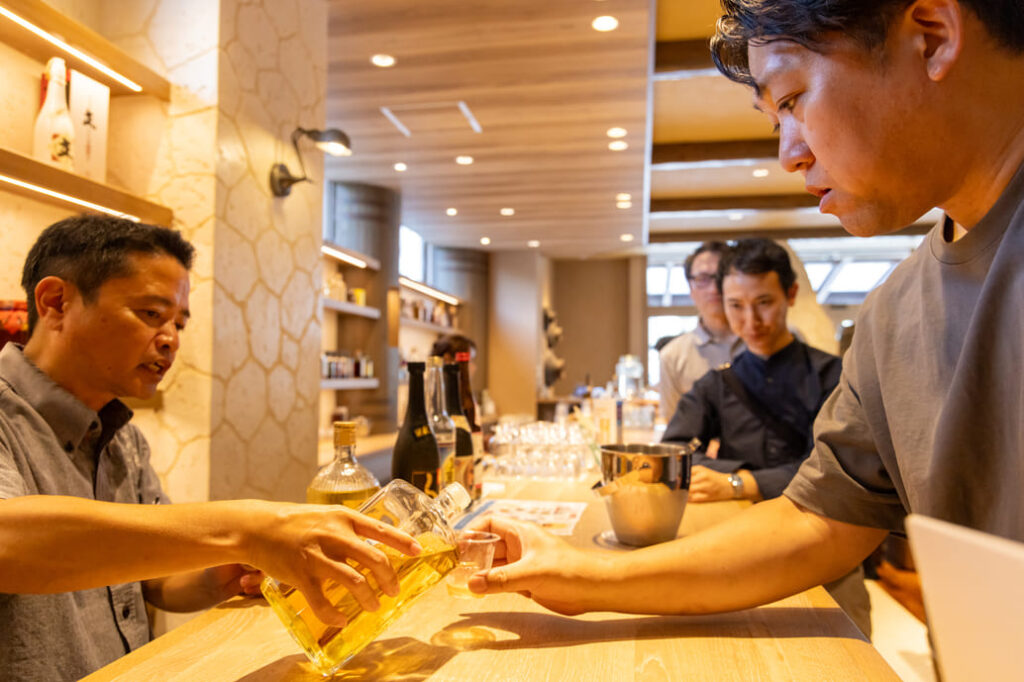 泡盛工場では新酒や古酒、甕貯蔵酒、樽貯蔵酒など、種類ごとに異なる泡盛の風味の違いを味わいました。