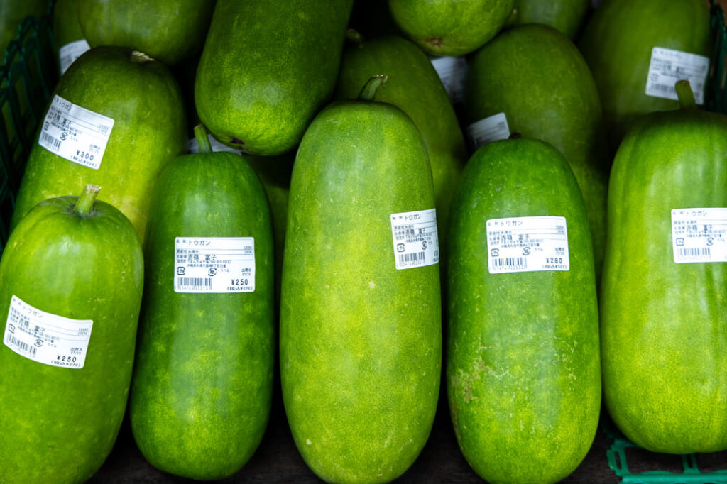 ゴーヤーや冬瓜などのおなじみの野菜から、めずらしい沖縄の野菜や果物が並んでいます。