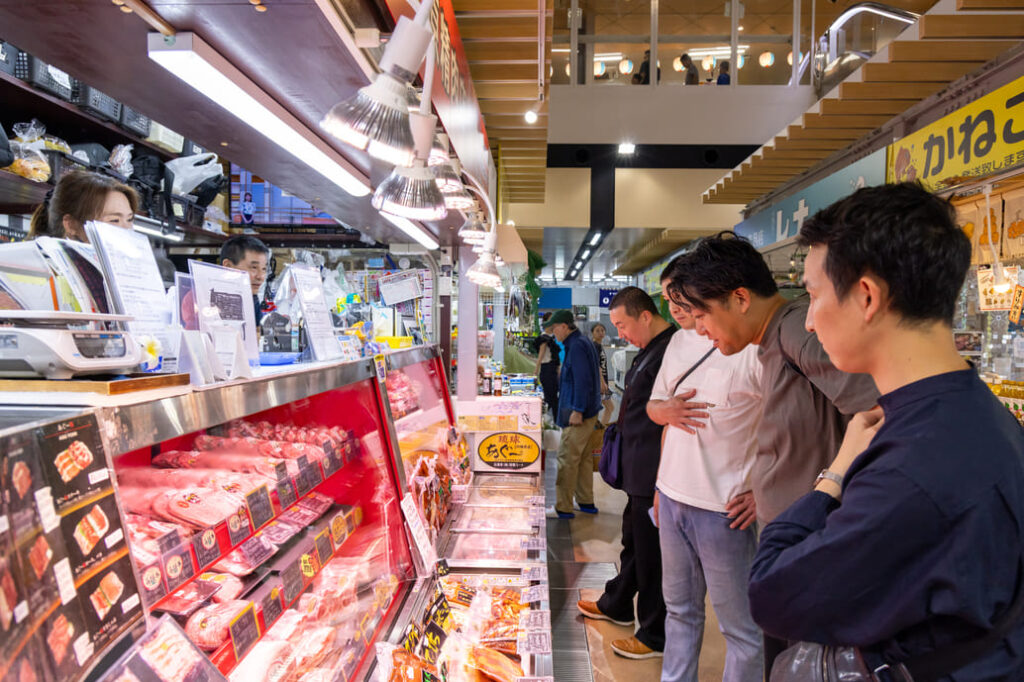 那覇市第一牧志公設市場を訪れ、鮮魚店や精肉店、乾物店などを見学。