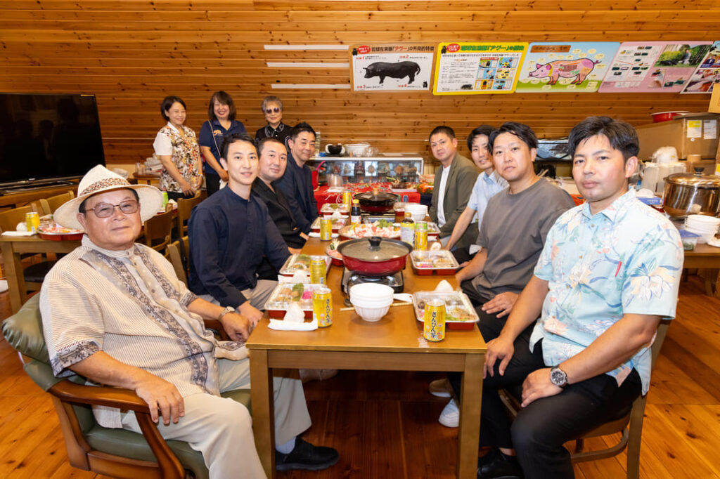 スタッフと会長の奥様が用意してくれたアグーのしゃぶしゃぶや沖縄料理をごちそうになりました