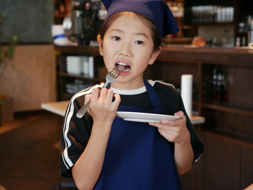 料理を食べる子ども
