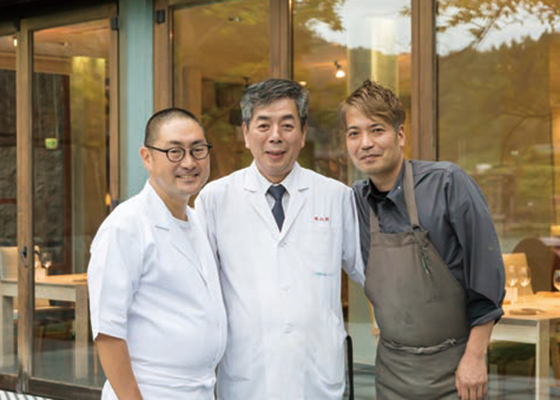 左から、「祇園 大渡」主人・大渡真人さん、徳山浩明さん、「レヴォ」料理長・谷口英司さん。