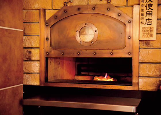 「トロワフレーシュ」の炭火ステーキ用につくられたオリジナルの煉瓦炉窯。