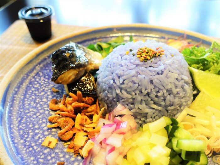 人気タイ料理店でも使われる 話題の青いコメ その正体とは 料理王国