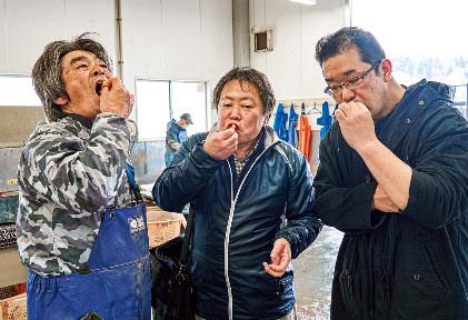 左からホヤの養殖を手掛ける海遊の伊藤浩光さん、涛煌の佐藤さん、黒森シェフ。 3人で良質なホヤをどうPRしていくかを語り合う