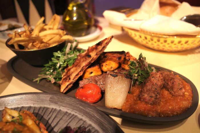 アラブ料理、スレイマンシェフの工夫が盛り込まれた「肉のグリル盛り合わせ」の一皿。