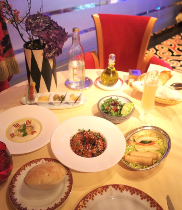 「アル・イワン」で提供されるアラブ料理の数々がテーブル上におかれている。