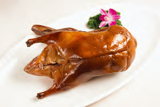 北京ダックを調理する専門の国家資格を持つ烤鴨師（カオヤーシ）、「全聚徳 銀座店」の 竇 文明さんによる「北京ダック」。