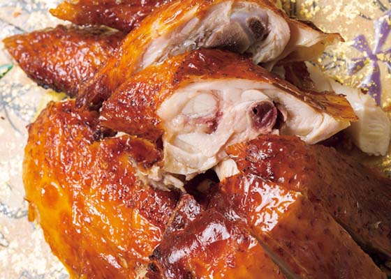 脆皮鶏(ツイピージー)パリパリ感は持続性があまりないので、出来立てをすぐにいただく。切ったときに出る脂が皮に付くと湿気るため、切る度に脂を拭く。