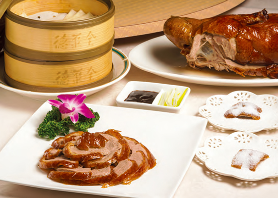 【医食同源】「全聚徳 銀座店 」の北京ダックの皿盛り、白ネギと甜麺醤などがテーブルにセッティングされている。