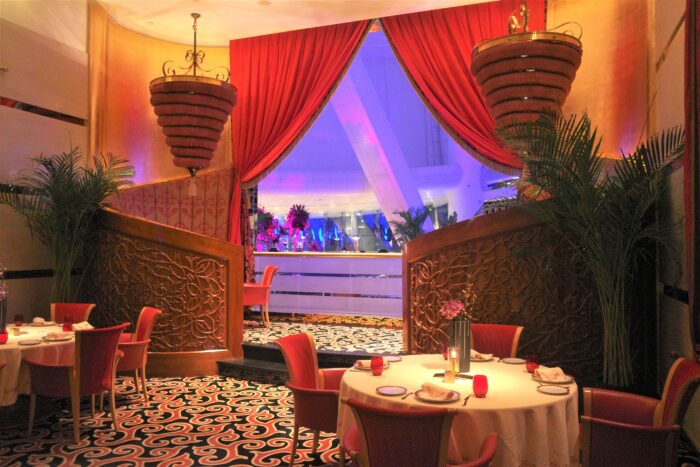 ドバイにある七つ星ホテル、「ブルジュ アル アラブ(Burj Al Arab)」ホテル内、アラブ料理のメインダイニング「アル・イワン」店内と外の夜景。