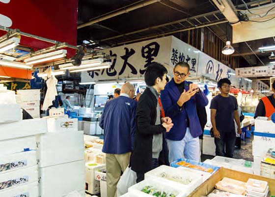 岸田さんの案内で築地市場を巡り、「マーケットからはエネルギーをもらうので、旅先でも必ず訪れるようにしています」とアンドレさん。シンガポールの一流寿司店に卸しているというマグロなどを興味深く眺めていた。