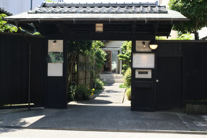 名古屋の歴史的景観保存地区・白壁に2004年にオープンした、「ラ・グランターブル・ドゥ・キタムラ」の外観。