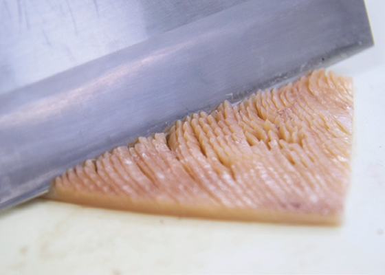 水発で戻したスルメイカは炒め物に。やわらかく戻したあとさらに細かな切り目を入れ、茹でて油通ししてから炒めることで、生のイカにはない独特の食感を生み出す。