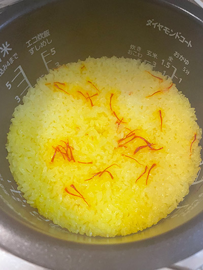 自宅の炊飯器でサフランをひとつまみ入れて、10分置いたら、綺麗な黄色に。炊き上がりもこの通り。香りも素敵です。