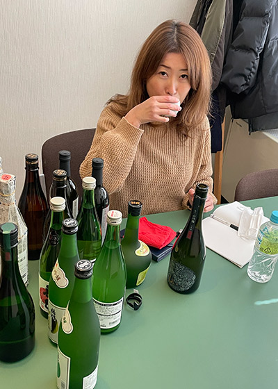 今回、日本酒特集の構成、取材、執筆をお願いした、呑む文筆家（唎酒師）の山内聖子さん。撮影時には、しっかり全銘柄を利いていました。
