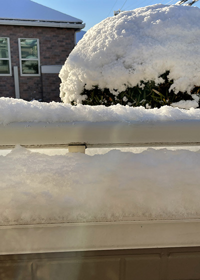仕事始めの朝は、快晴でしたが昨日降った雪が自宅のベランダにもこんなに積もっていました
