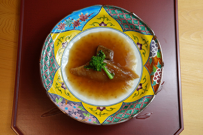 「フカヒレ　和牛　プリック　黒酢」 食器は基本的に日本の陶器だが、ビアさんが個人的に好きな、カラフルな色合い。タイ料理の雰囲気が出ている。