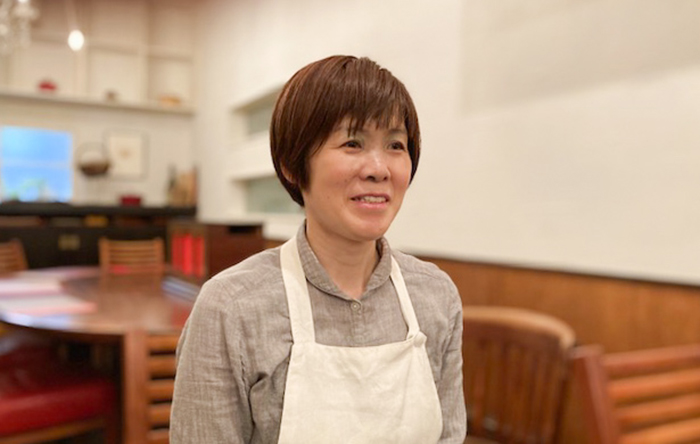 クネルは、シェフの宏司氏とマダムのミキ氏の2人で営む店。調理師学校の教員経験の長いミキさんは、サービスに加え、調理の補助でも活躍する頼もしい存在。