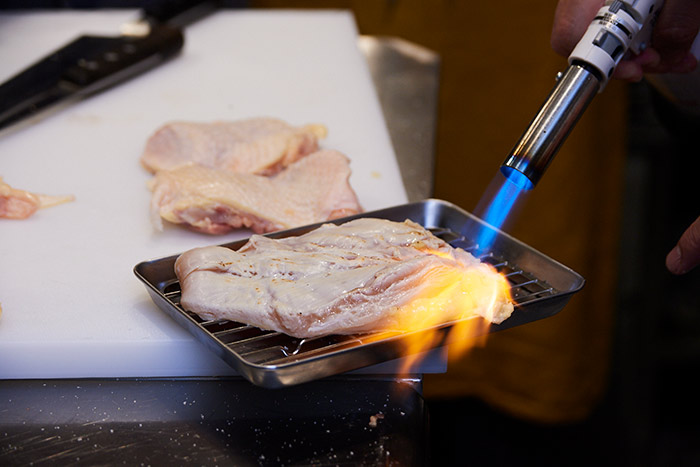 比内地鶏は脂が美味しい。正肉は表面を香ばしく炙り、 サラマンダーでじわじわと火入れ。