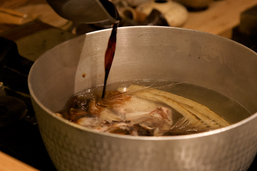 調理のポイント３：煮汁が沸いたら、濃口醤油を2～3回に分けて味を見ながら入れる